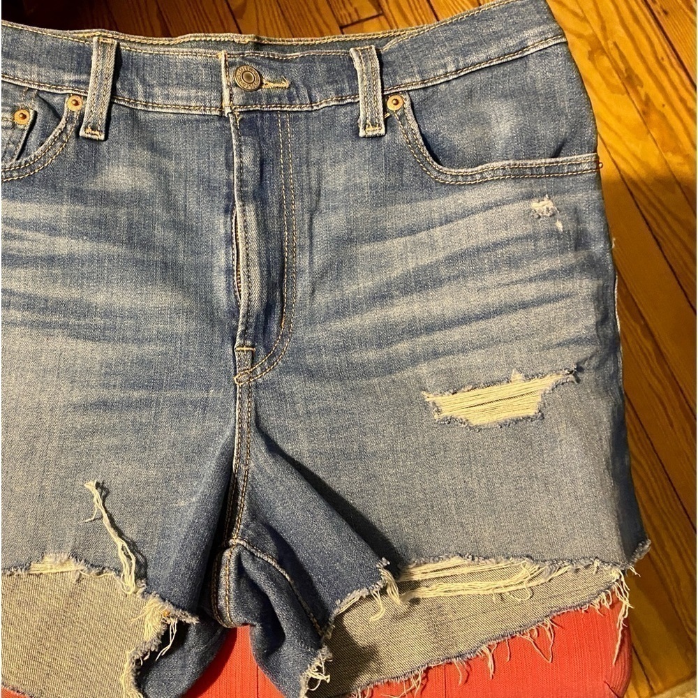NWOT Levi’s Women High Rise Shorts 31” Waist Front & Back Pockets Raw Edges - Picture 4 of 4